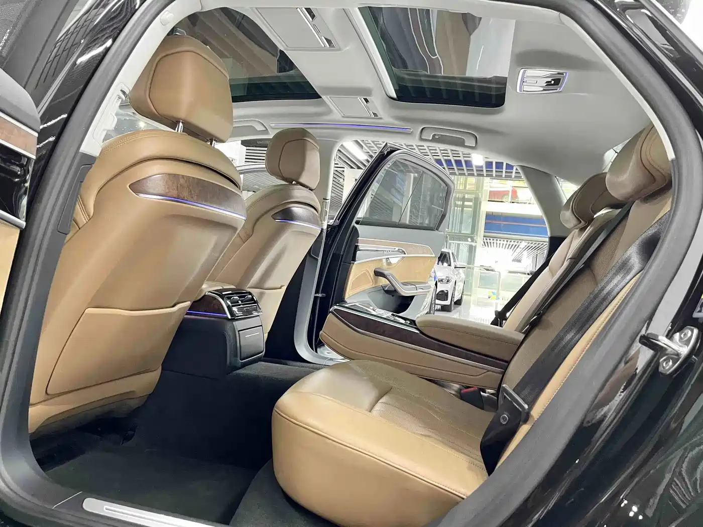 Photo 5 - Audi A8