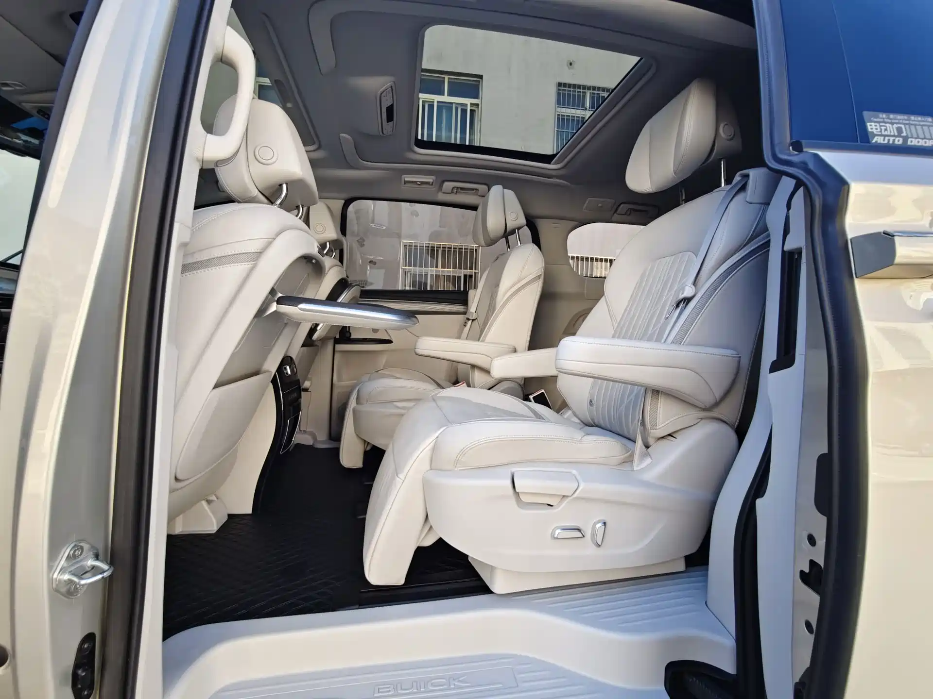 Photo 11 - Buick GL8