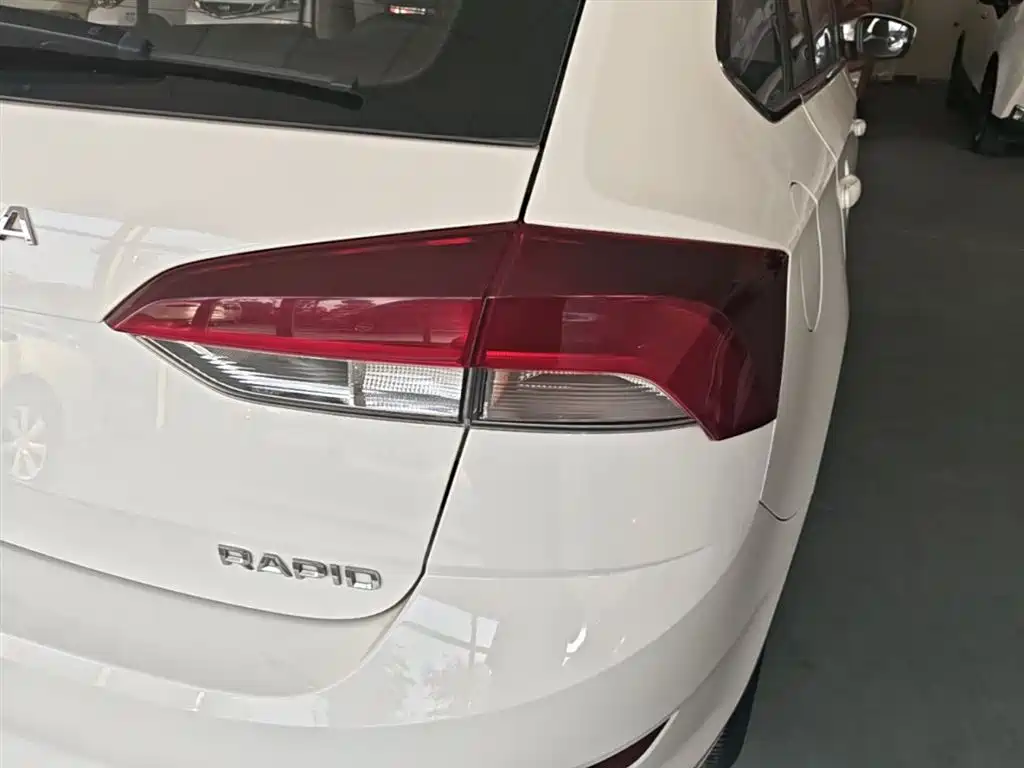 Škoda Skoda Rapid Spaceback 2020 1.5L Auto Comfort фото 8