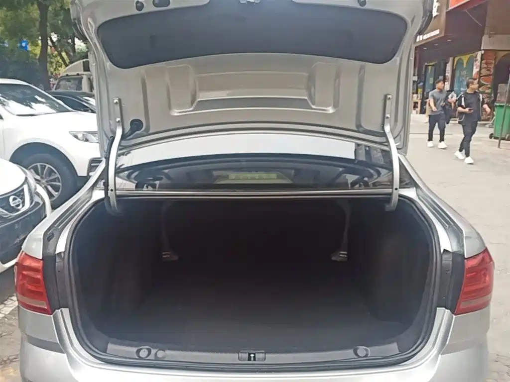Volkswagen Lavida 2017 1.6L Automatic Comfort Edition фото 18