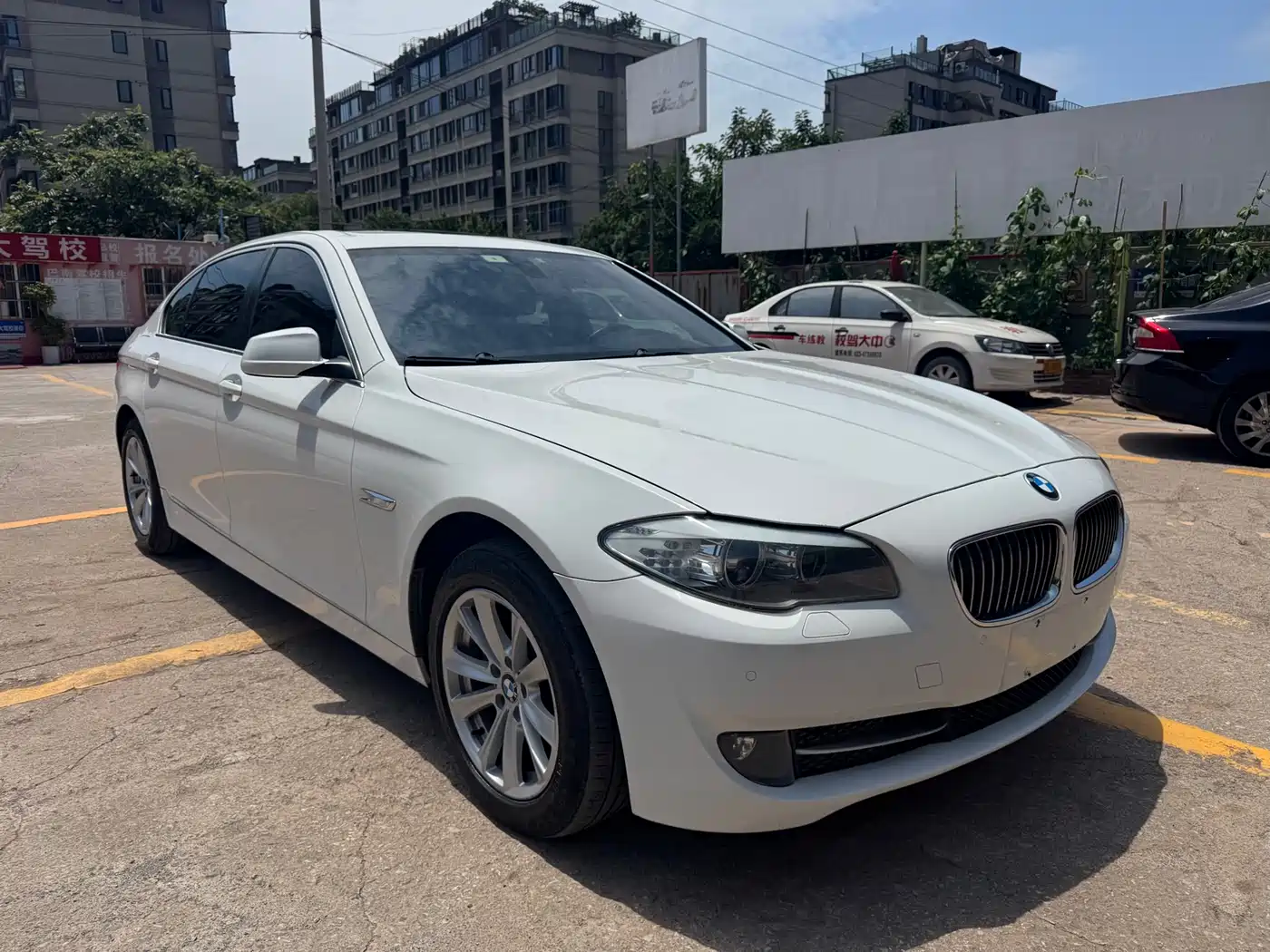 BMW 5 Series 2013 525Li Leadership фото 2