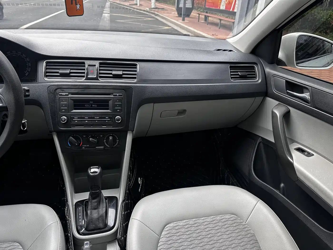 Škoda Rapid 2016 1.6L Automatic Pioneer Edition фото 14
