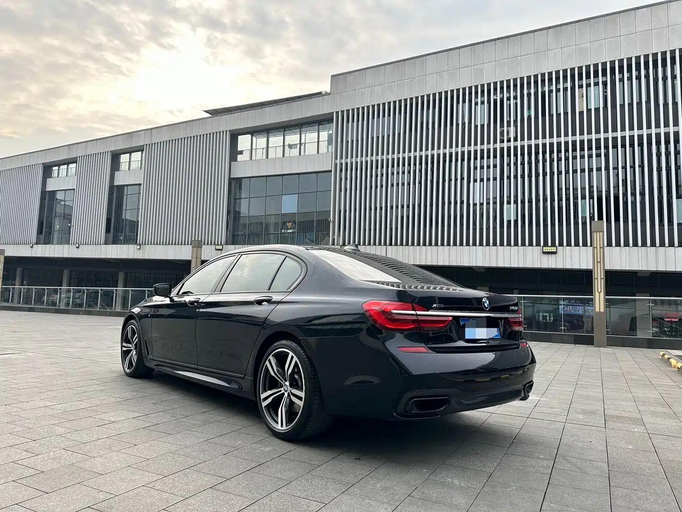 BMW 7 Series 2018 740Li xDrive Premium Type M Sport Package фото 4