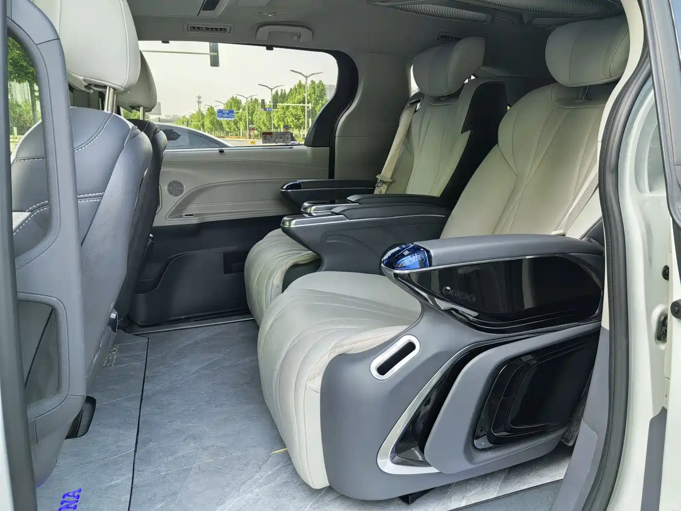 Toyota Sienna 2024 2.5L Hybrid Comfort Edition фото 5