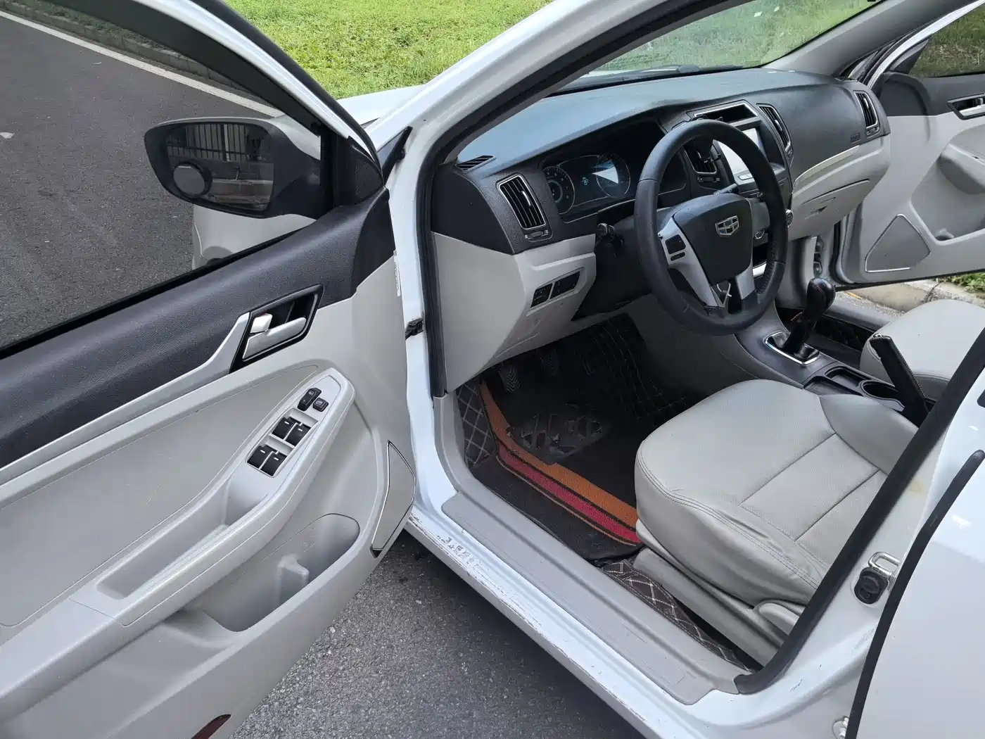 Photo 4 - Geely Vision