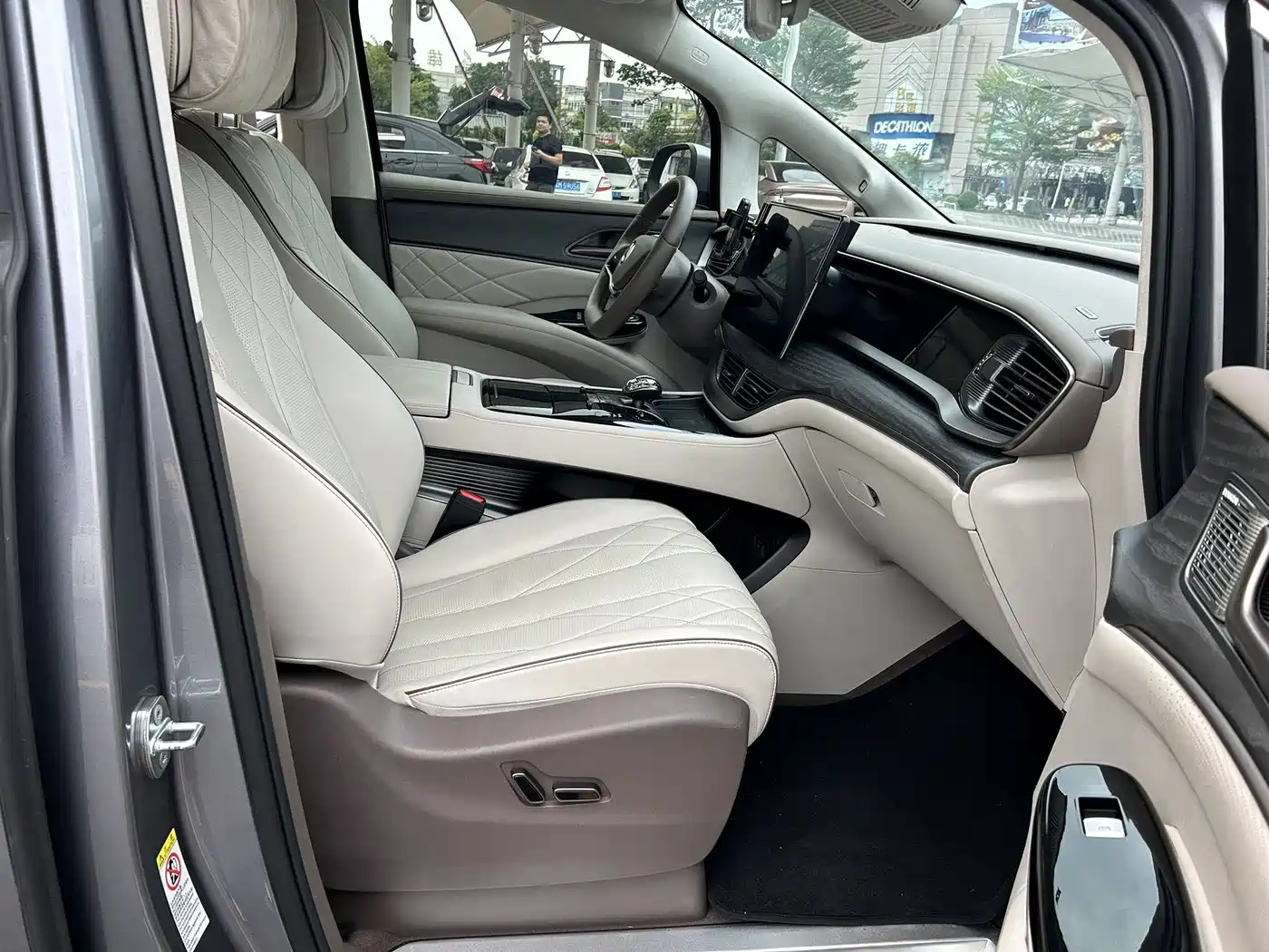 Denza D9 2022 DM-i 970 AWD Flagship фото 12