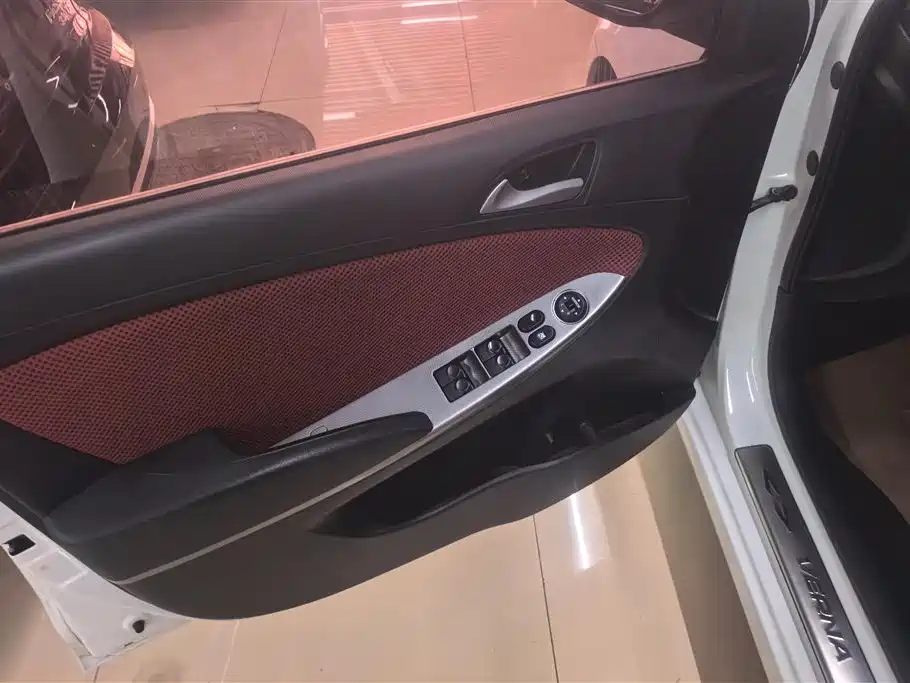 Hyundai Reina 2014 Model 1.4L Automatic GLX фото 7