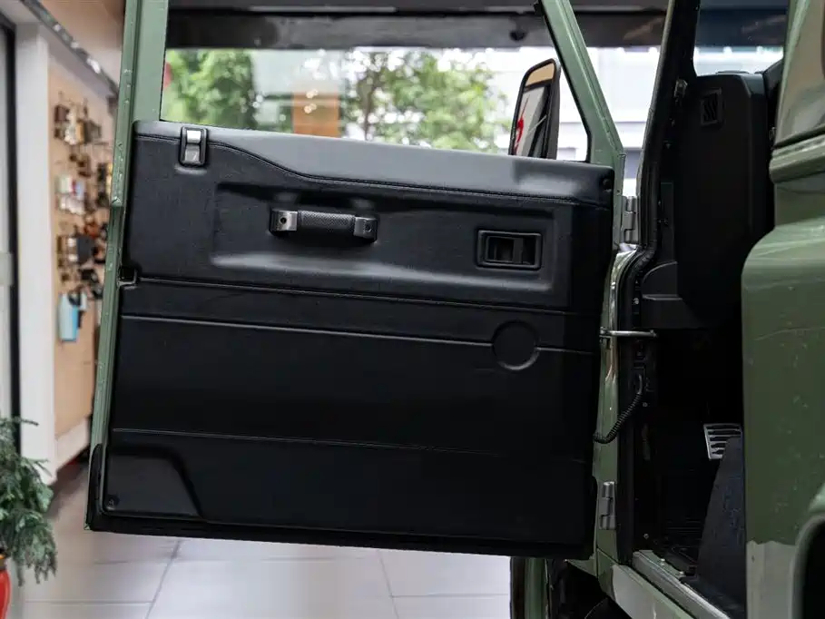 Land Rover Defender фото 11