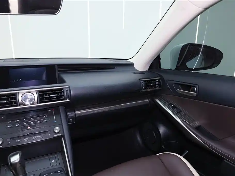 Lexus IS 2017 300 Fashion Edition фото 23