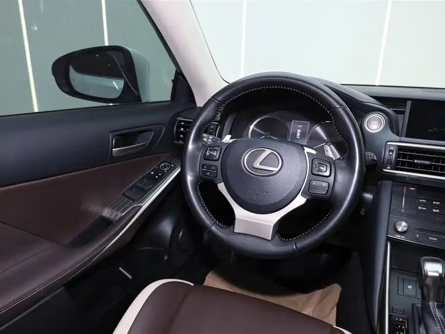 Lexus IS 2017 300 Fashion Edition фото 24