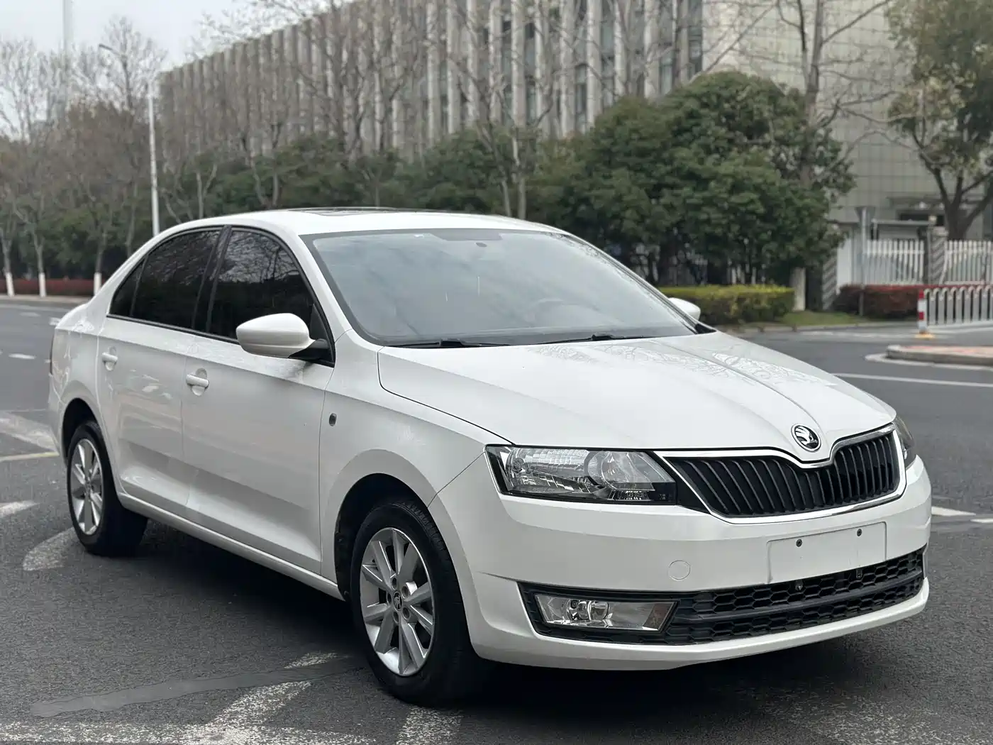 Škoda Rapid 2016 1.6L Automatic Pioneer Edition фото 3