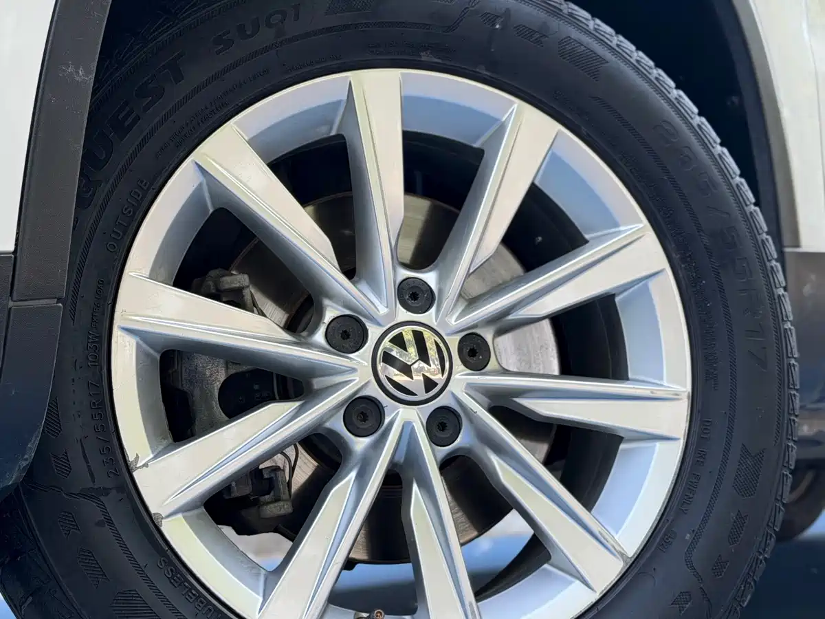 VOLKSWAGEN TIGUAN