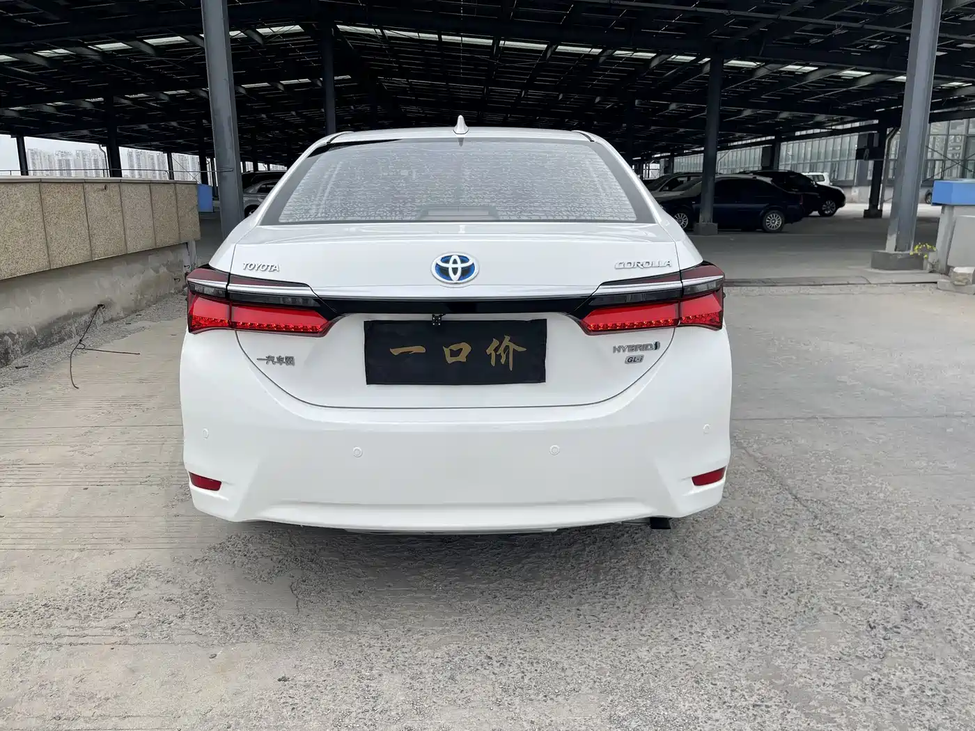 Toyota Corolla 2016 Dual Hybrid 1.8L E-CVT Elite Edition фото 8