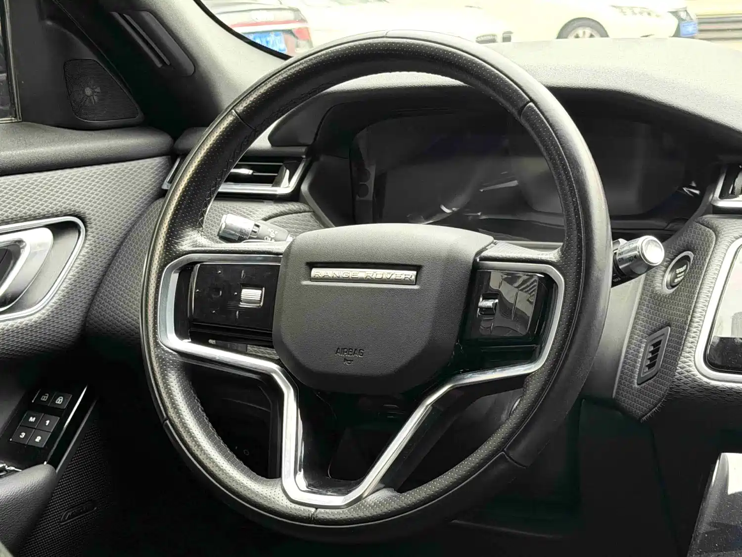 Фото 9 - Land Rover Range Rover Velar