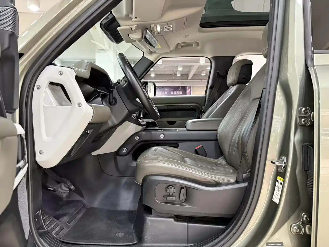Land Rover Defender 2020 Model 110 P400 HSE фото 12