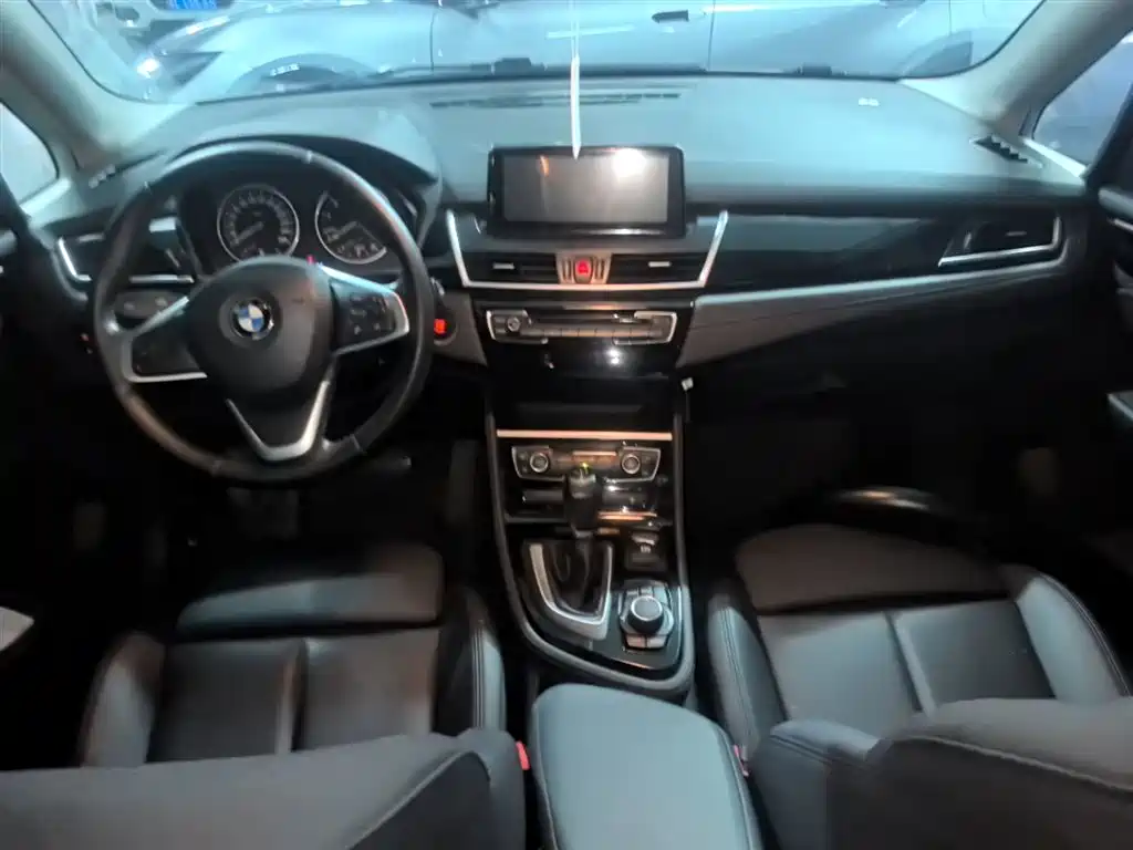 BMW 2 Series Touring 2016 218i Sport Design Package фото 10