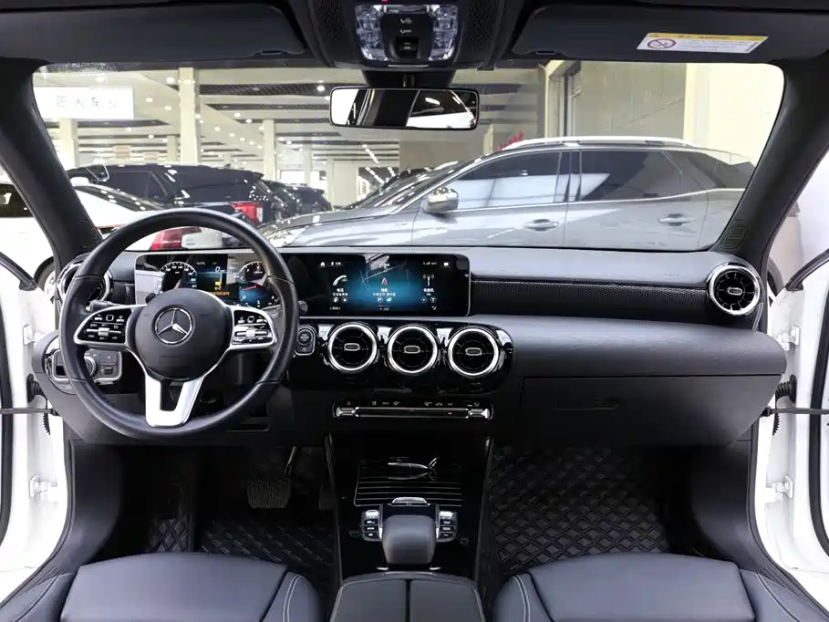 Mercedes-Benz A-Class (Import) 2019 A 200 Fashion Version фото 9