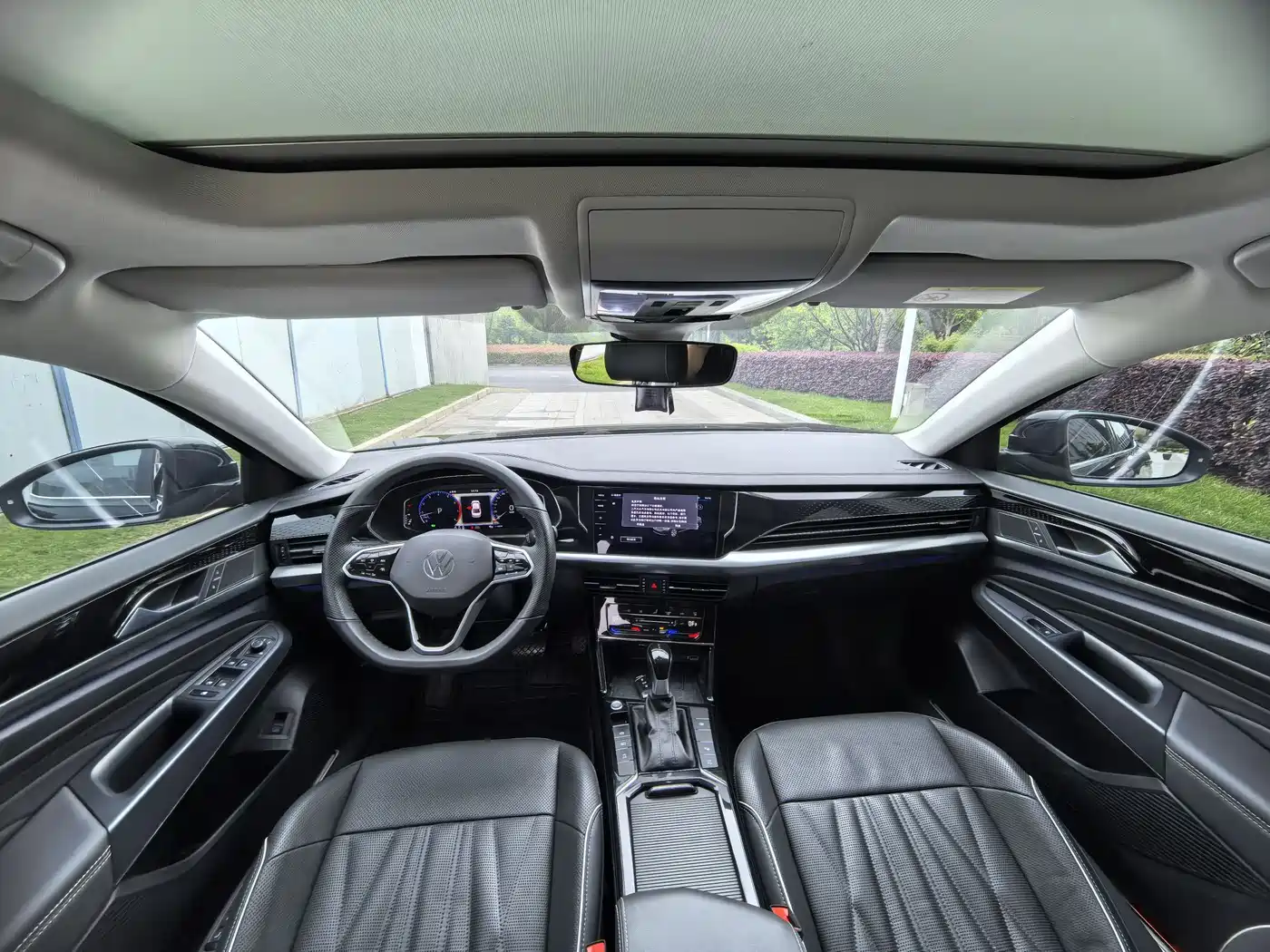 Volkswagen Passat 2023 330TSI Starlight Premium Edition фото 10