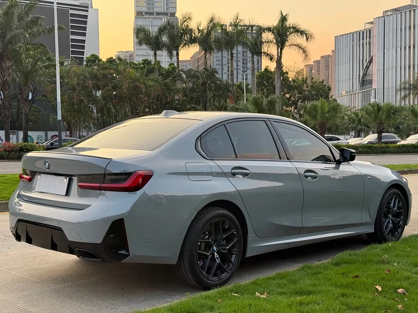 BMW 3 Series 2026 330i M Sport Shadowline Package фото 2