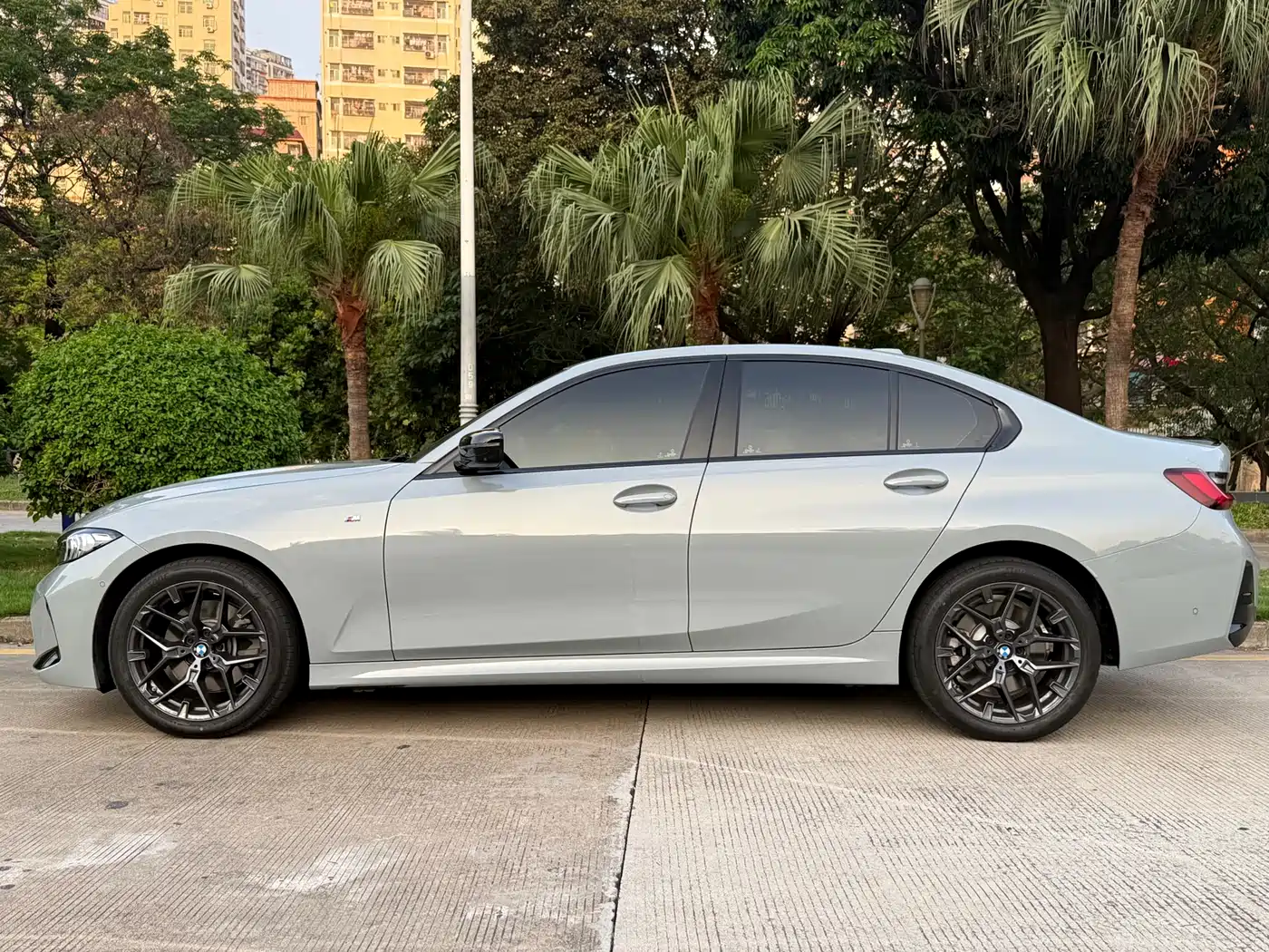 BMW 3 Series 2026 330i M Sport Shadowline Package фото 3
