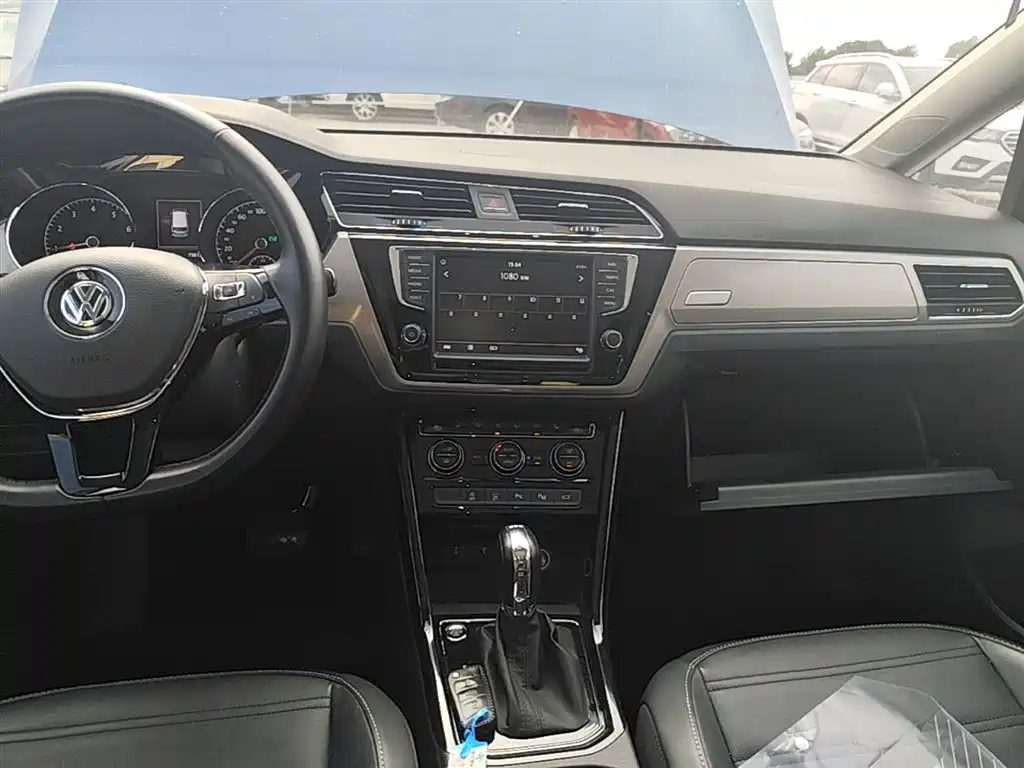 Volkswagen Touran 2018 Touran L 280TSI DSG Luxury 7-seater фото 13