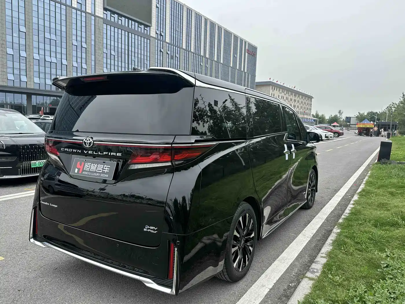 Toyota Vellfire 2024 Crown Hybrid 2.5L Executive Premium Edition фото 12