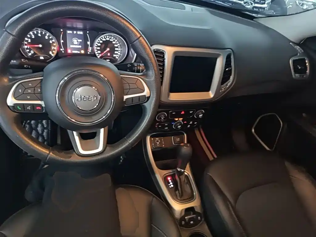 Фото 10 - Jeep Compass