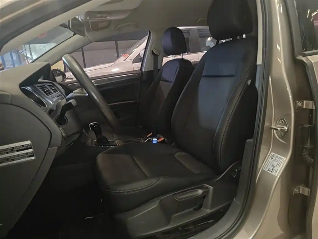 Volkswagen Golf 2016 1.6L Automatic Fashion фото 15