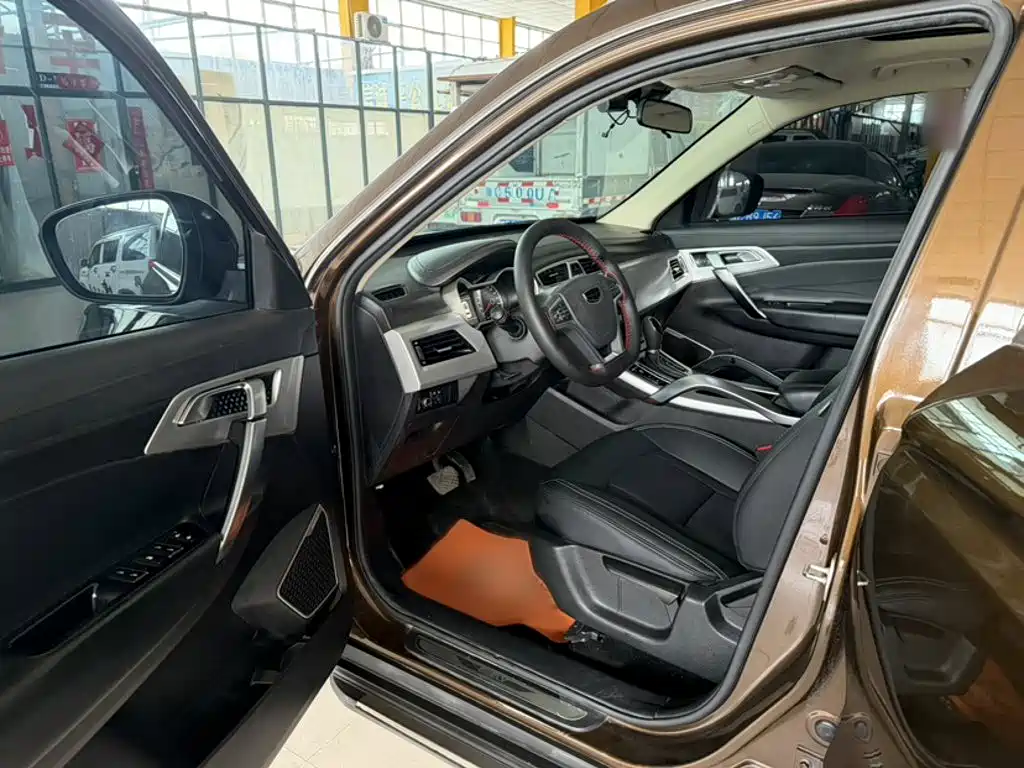 Фото 13 - Geely Atlas
