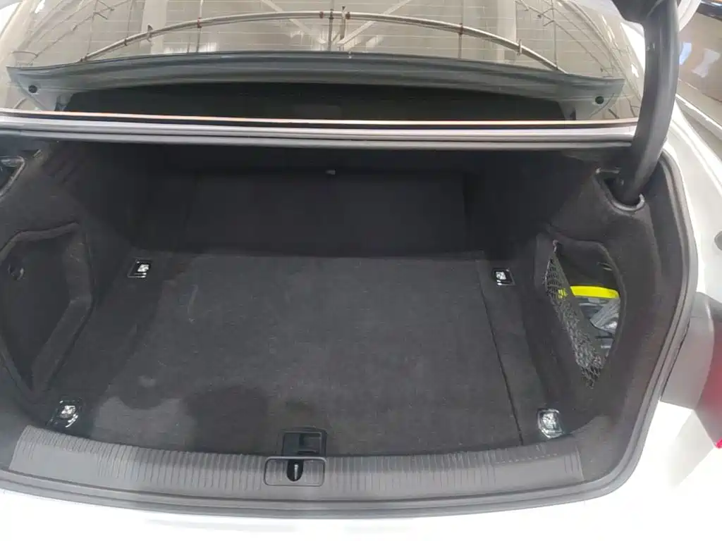 Фото 19 - Audi A4L