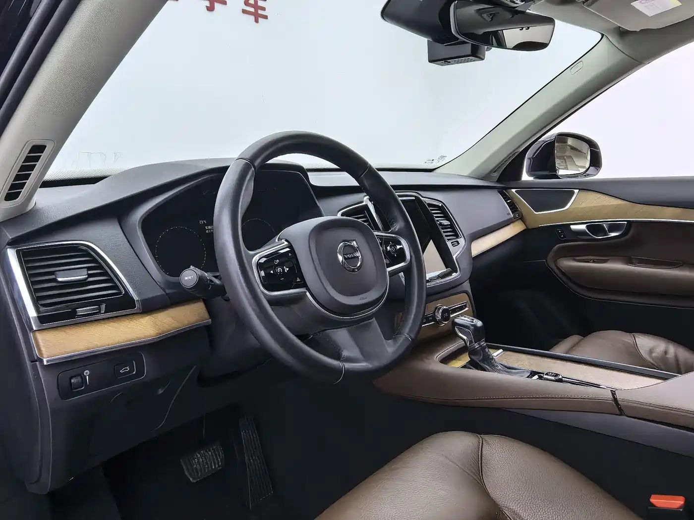 Фото 8 - Volvo XC90