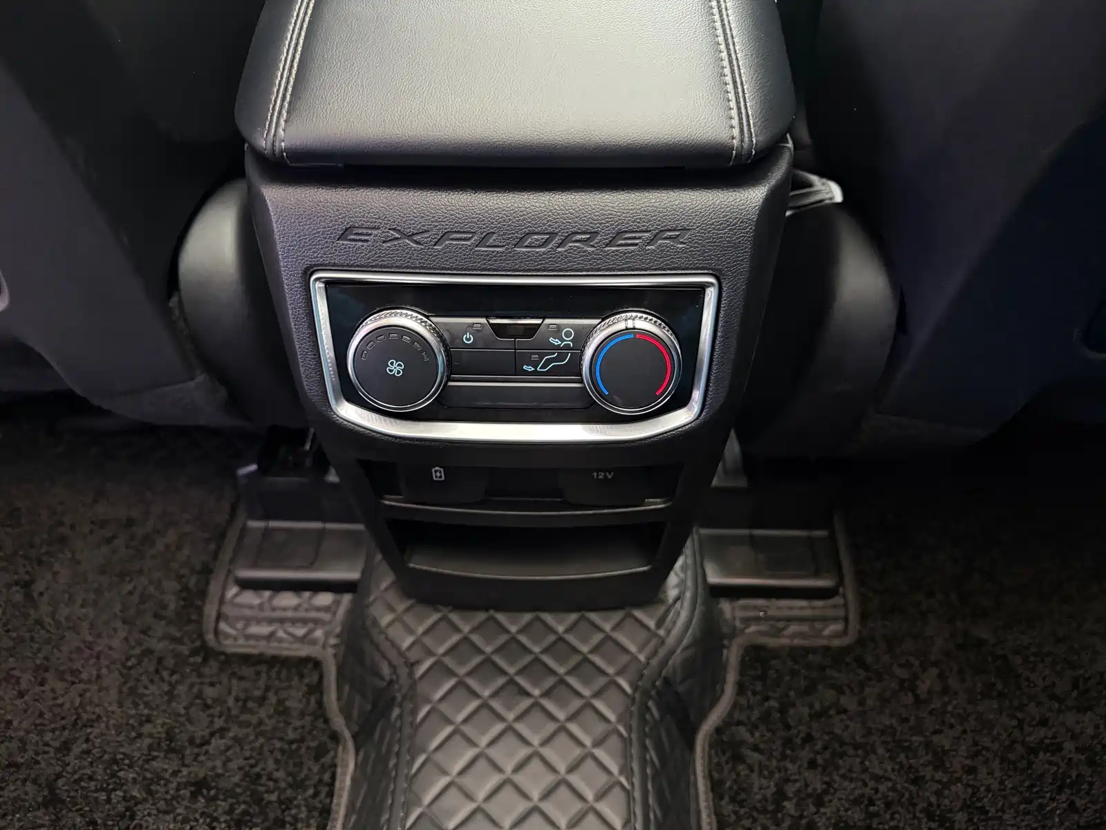 Photo 9 - Ford Explorer