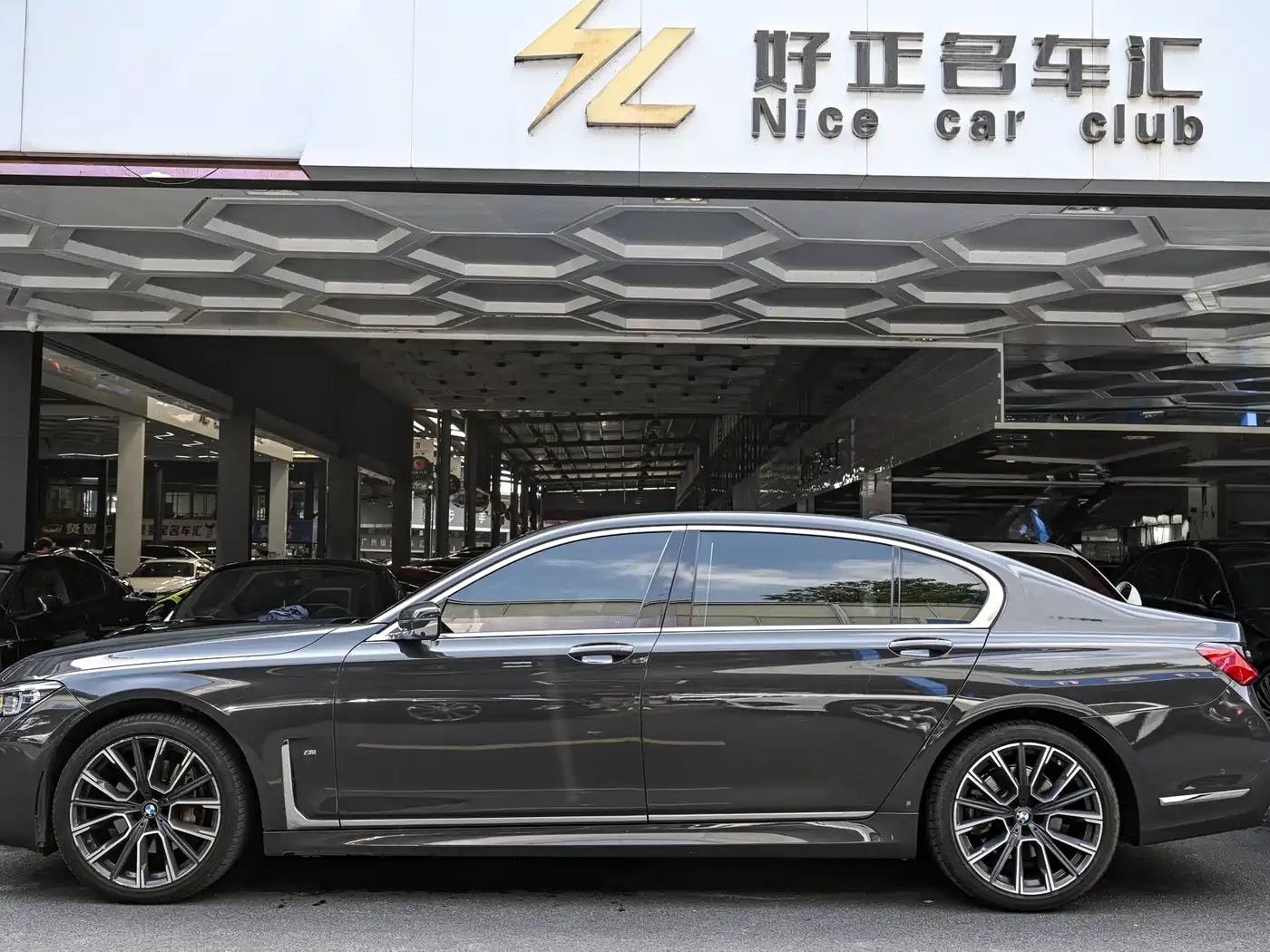BMW 7 Series 2022 740Li xDrive Executive M Sport Package фото 3