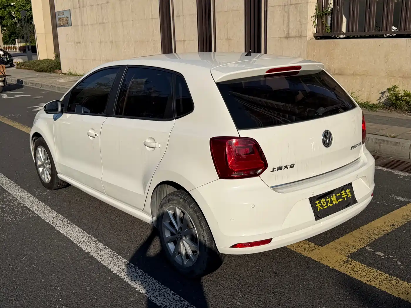 Volkswagen Polo 2014 1.6L Automatic Luxury Edition фото 30