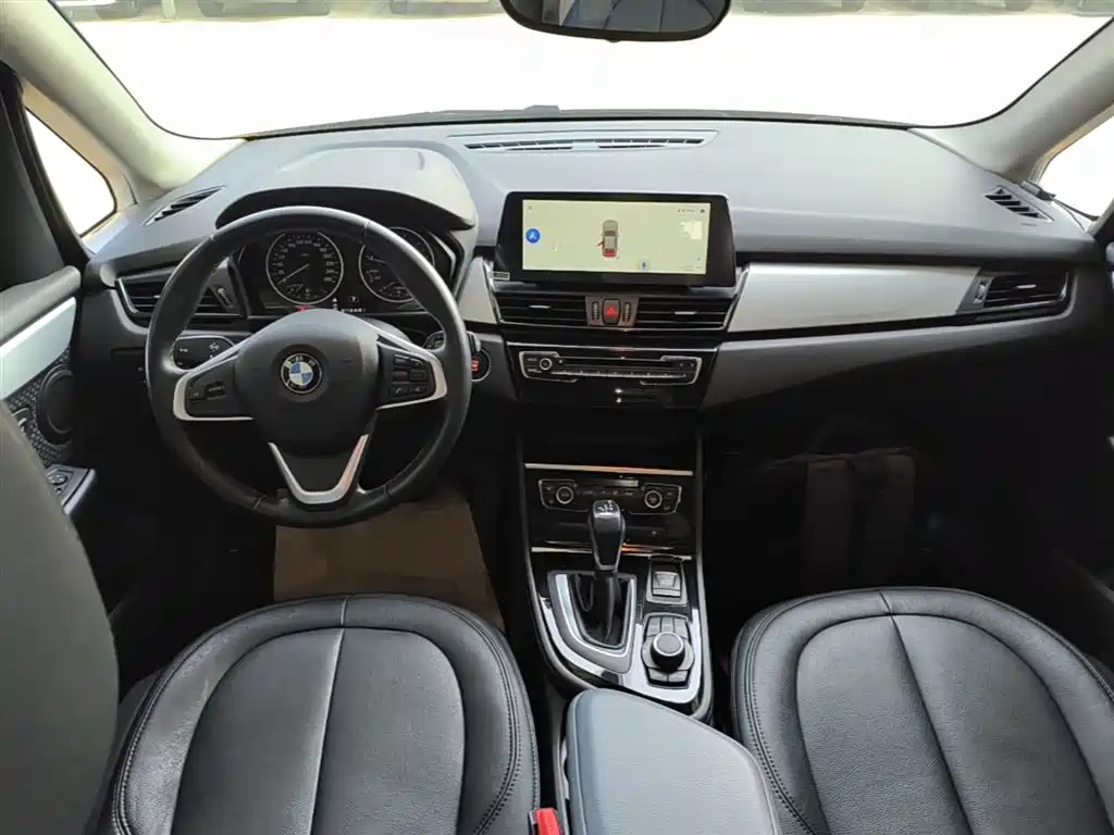 BMW 2 Series Touring 2016 218i Leading фото 10