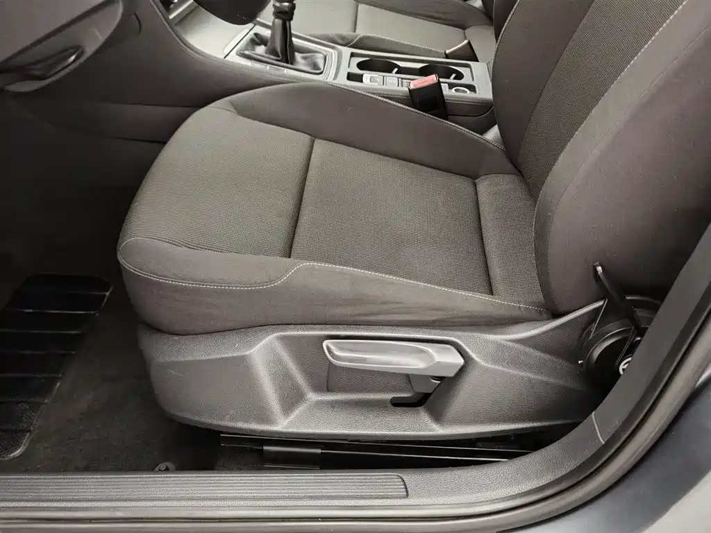Volkswagen Golf 2014 1.6L Manual Fashion Type фото 20