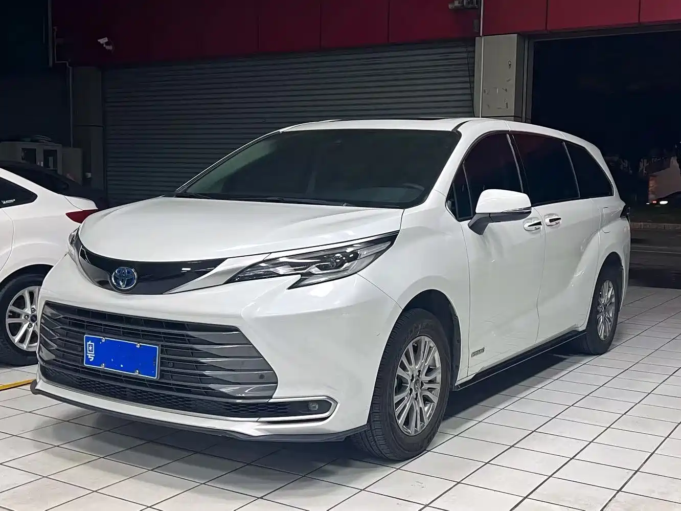 Toyota Sienna 2023 2.5L Hybrid Luxury Edition фото 2