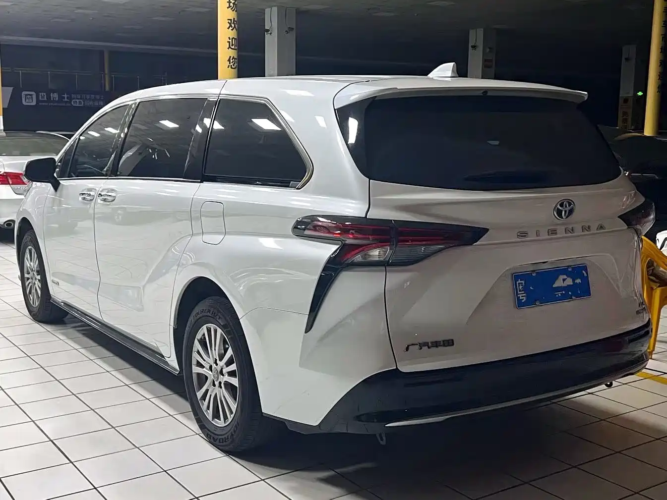 Toyota Sienna 2023 2.5L Hybrid Luxury Edition фото 9
