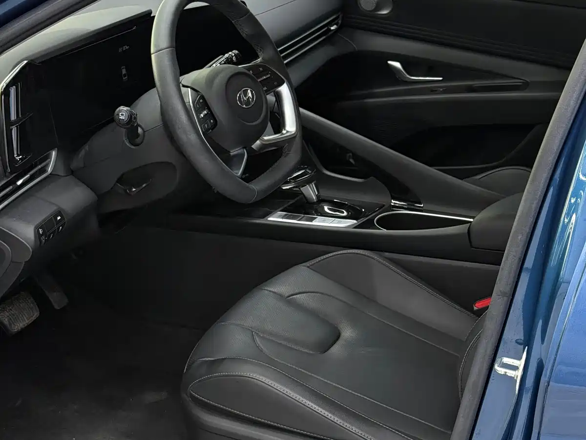Hyundai Elantra 2021 1.5L CVT LUX Premium Edition фото 7