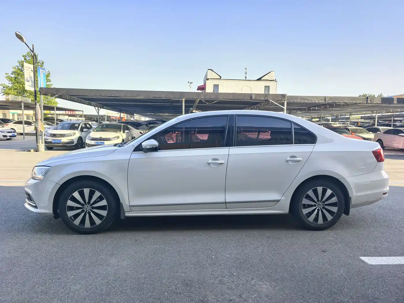 Volkswagen Sagitar 2017 1.6L Automatic Comfort фото 3