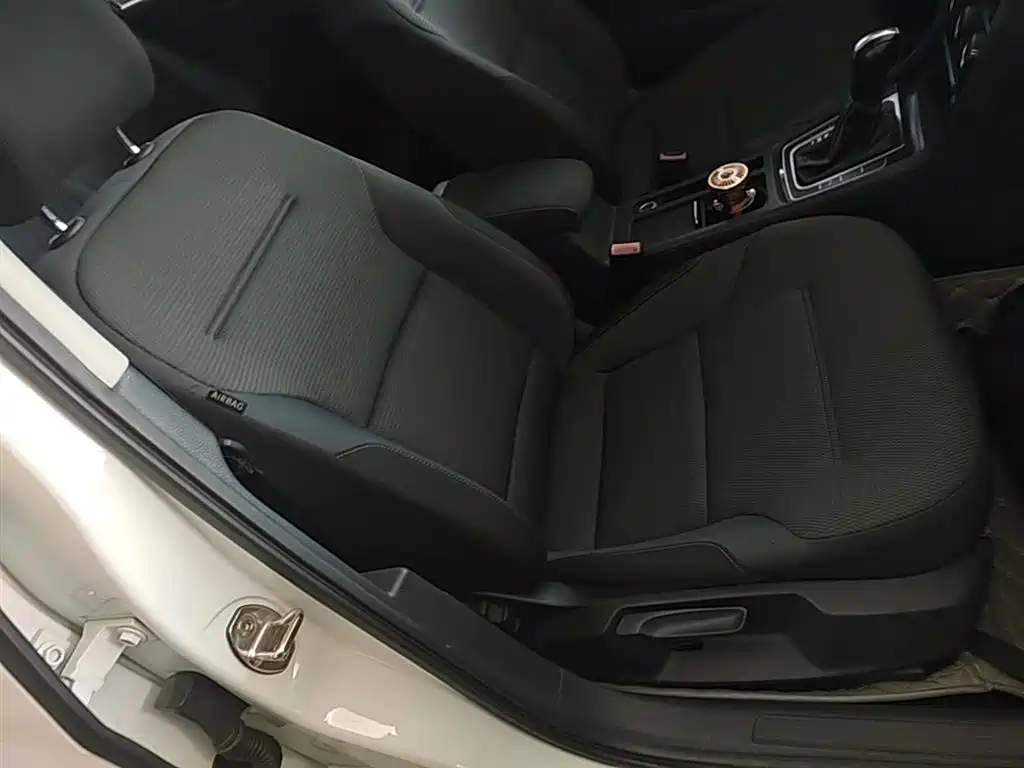 Volkswagen Golf 2017 1.6L Auto Comfort Millionth Edition фото 25