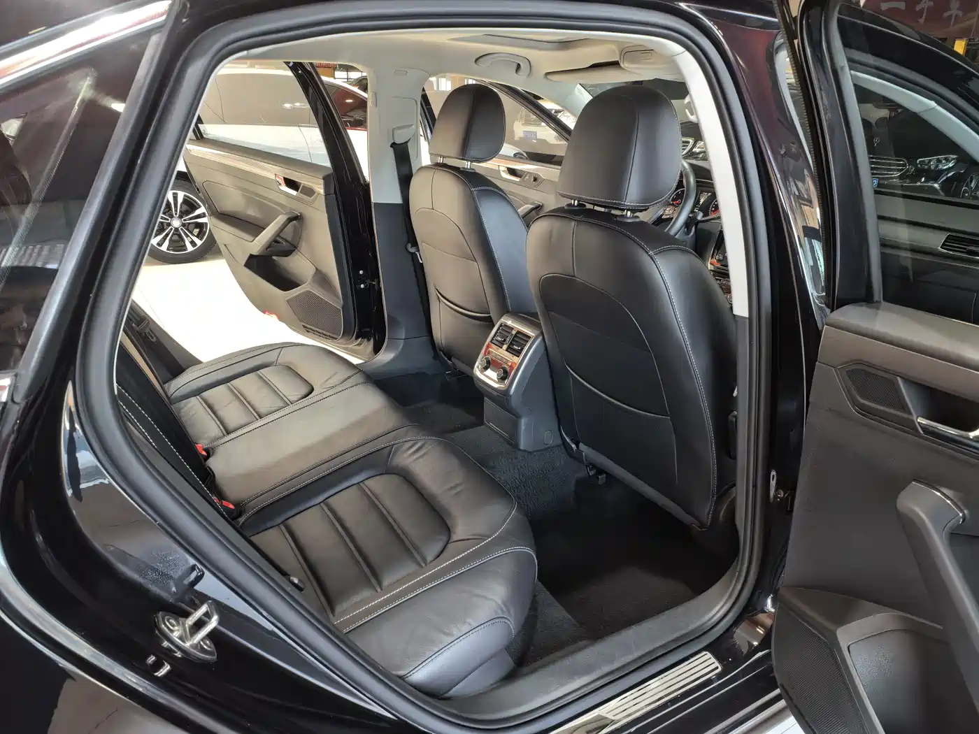 Volkswagen Passat 2017 330TSI DSG Prestige фото 8