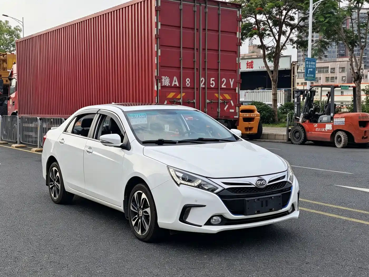 BYD Qin New Energy 2015 1.5T Double Champion Flagship Plus фото 3