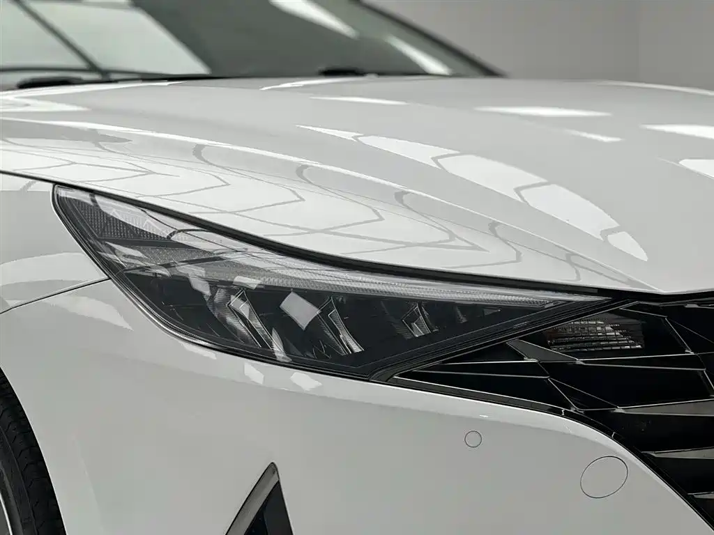 Hyundai Elantra 2022 1.5L CVT LUX Premium Edition фото 11