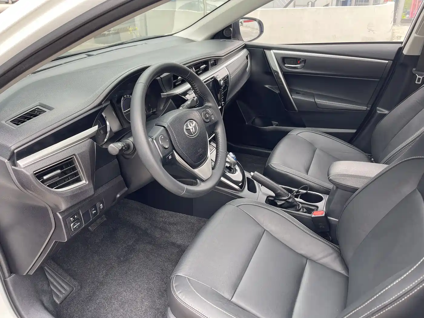 Toyota Corolla 2016 Dual Hybrid 1.8L E-CVT Elite Edition фото 4