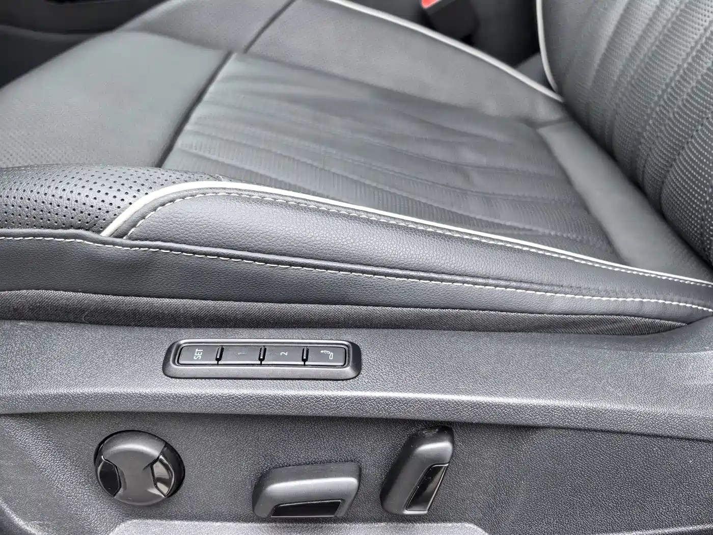 Volkswagen Passat 2023 330TSI Starlight Premium Edition фото 16