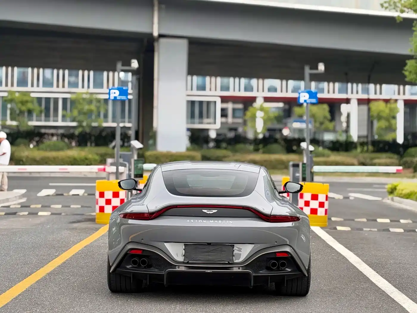 Фото 8 - Aston Martin Vantage