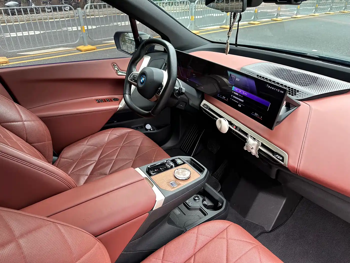BMW iX 2023 xDrive50 фото 6