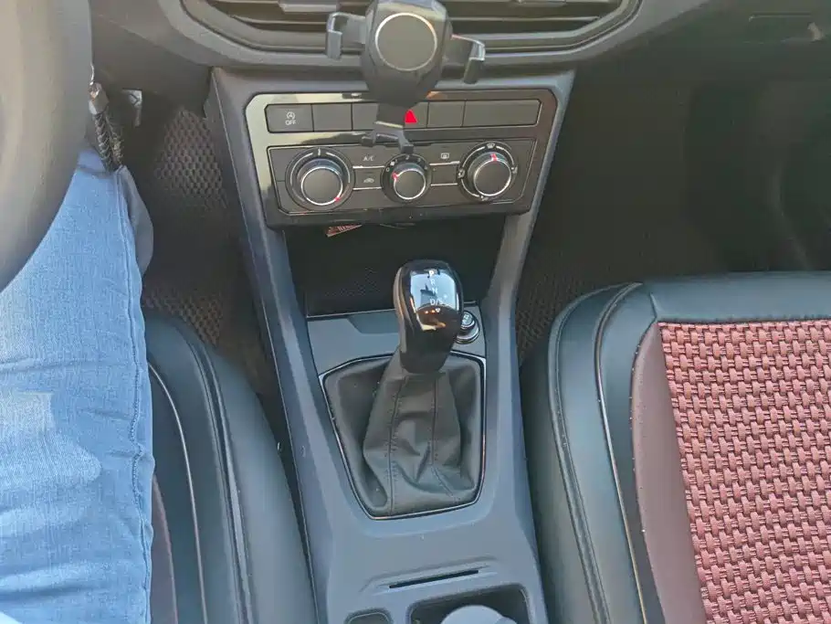 صورة 16 - Volkswagen Tharu