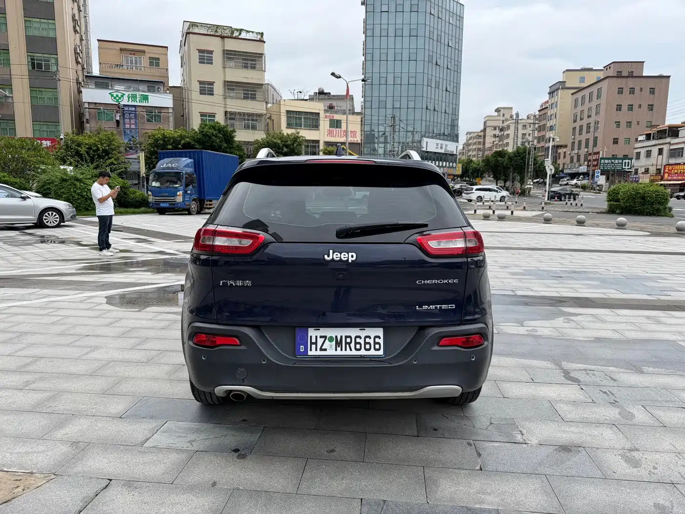 Photo 8 - Jeep Cherokee